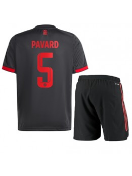 Bayern Munich Benjamin Pavard #5 Ausweichtrikot für Kinder 2022-23 Kurzarm (+ Kurze Hosen)